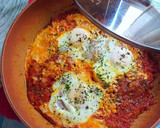 Foto del paso 5 de la receta: Huevos en salsa de tomates y toque de especias