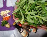 Foto langkah ke 1 dari resep Tumis Kangkung ala Oriental.