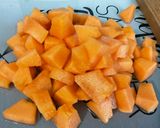 Une image de l'étape 4 de Salade de melon, groseilles rouges, pomelo, abricots et menthe.