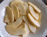 Foto del paso 1 de la receta: Bizcocho dorado con manzanas y vino moscatel