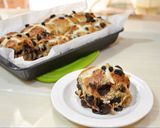 Foto langkah ke 8 dari resep Roti 'cross bun' Coklat Kismis.