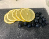 Foto del paso 1 de la receta: Agua de limón y arándanos súper refrescante!
