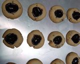 Foto langkah ke 4 dari resep 11. Thumbprint cookies (takaran sendok).