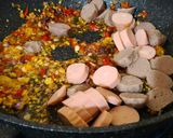 Foto langkah ke 3 dari resep Nasi Goreng Bakso Sosis Pedas Manis.