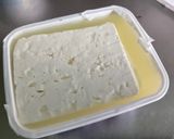 Une image de l'étape 5 de Salade de tomates roses et concombre à la crème, feta et persil.