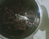 A picture of step 1 of Oreo milk shake.