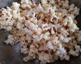 Foto langkah ke 2 dari resep Popcorn SilverQueen White Chocolate.