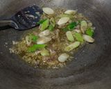 Foto langkah ke 4 dari resep Mie goreng telur rebus.