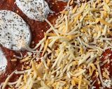 Foto del paso 11 de la receta: Pizza listada con tres tops: espinacas, quesos, y tomate