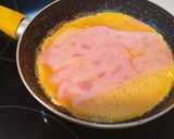 Foto del paso 3 de la receta: Tortilla francesa con jamón de York y rulo de cabra