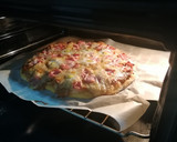 Foto del paso 3 de la receta: Pizza de masa gruesa con huevos de codorniz