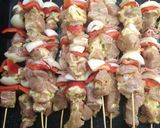 Foto del paso 3 de la receta: BROCHETTES DE BONDIOLA Y VERDURITAS ❤️