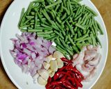 รูปขั้นตอนการทำที่ 2 ของ ผัดหมูกะทิถั่ว