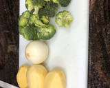 Foto del paso 1 de la receta: Brócoli con patatas y cebolla hervido y aliñado con Vidalim