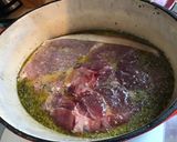 Une image de l'étape 4 de Rouelle de porc au four aux oignons marinée miel,herbes et épices.