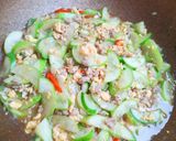 รูปขั้นตอนการทำที่ 6 ของ แตงกวาผัดไข่+หมูสับ
