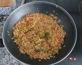 Foto del paso 4 de la receta: Arroz frito con salsa de soja y verduras
