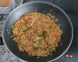Foto del paso 4 de la receta: Arroz frito con salsa de soja y verduras