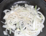 Foto del paso 1 de la receta: Bistec y guarnición de papa y cebolla