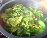 Foto del paso 4 de la receta: Noodles con pollo y espinacas
