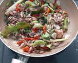 Foto langkah ke 4 dari resep Tumis Cumi Pelangi.
