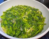 Foto langkah ke 2 dari resep Tumis Kangkung Bunga Pepaya.