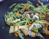 Hình bước làm 2 của món Đậu cô ve xào nấm chay