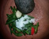 Foto langkah ke 2 dari resep Sambel rawit ijo + bawang putih.