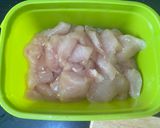 Hình bước làm 1 của món Cơm gà trứng kiểu Nhật (Oyakodon)