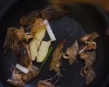 A picture of step 2 of Shrimp Noodle Soup.