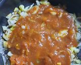 Foto del paso 2 de la receta: Huevo con salsa y salchichas