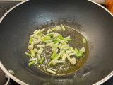 Revuelto de ajetes, espinacas y gambas