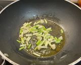 Foto del paso 1 de la receta: Revuelto de ajetes, espinacas y gambas