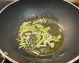 Foto del paso 1 de la receta: Revuelto de ajetes, espinacas y gambas