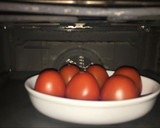 Foto del paso 2 de la receta: Huevos (duros) con tomate (pera) gratinados. ¡Pedazo cena!