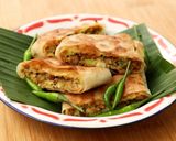 Foto langkah ke 6 dari resep Martabak Telur Ayam Kecap Devina Hermawan.