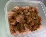 Une image de l'étape 2 de Poulet à la tomate, poivron jaune et cebettes.