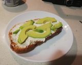Foto del paso 3 de la receta: Tostada de salmón y aguacate