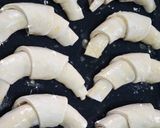 Foto del paso 12 de la receta: Medialunas rellenas de jamón y queso😋🥐