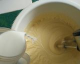 Foto langkah ke 4 dari resep Vanilla Cupcake.