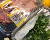 Foto del paso 1 de la receta: Contramuslos de pollo con jugo de limón y cilantro fresco