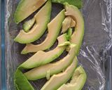 Foto del paso 5 de la receta Sushi para vagos ("lazy sushi"), en dos versiones: salmón con queso y atún con aguacate