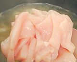 รูปขั้นตอนการทำที่ 2 ของ "ข้าวต้มอกไก่ใส่มันฝรั่ง" 🥣🍚🐔🥔🧄