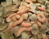 Foto del paso 8 de la receta Bacalao al pil pil con almejas y langostinos