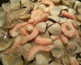 Foto del paso 8 de la receta: Bacalao al pil pil con almejas y langostinos
