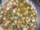 Tortilla de papas con hierbas aromáticas. Chuletas de cerdo