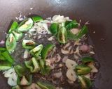 Foto langkah ke 2 dari resep Tumisan ulated atau kembang bawang campur.