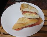 Foto del paso 4 de la receta: Bocadillo de jamón serrano, queso, tortilla francesa y tomate