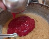 A picture of step 4 of Strawberry sheero.