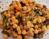Foto del paso 4 de la receta: Salteado de verduras con garbanzos y canónigos